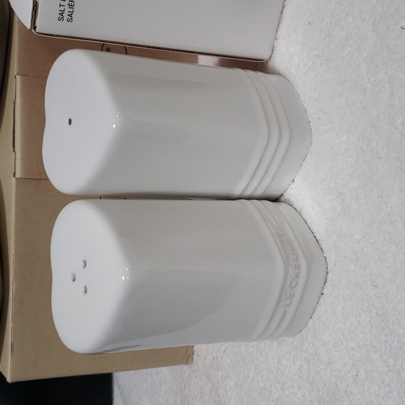 Set of 2 White Heart Mugs & Saucers  Plus Matching Salt & Pepper Le Creuset NEW - Picture 5 of 8